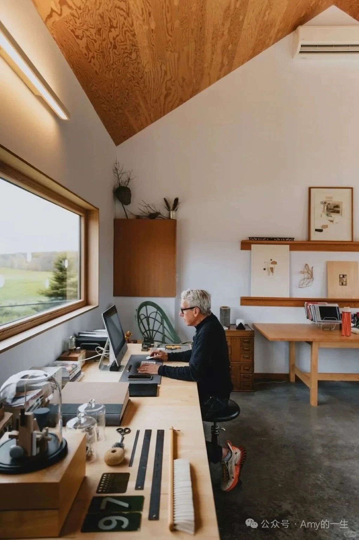木质工作室里专注工作的人