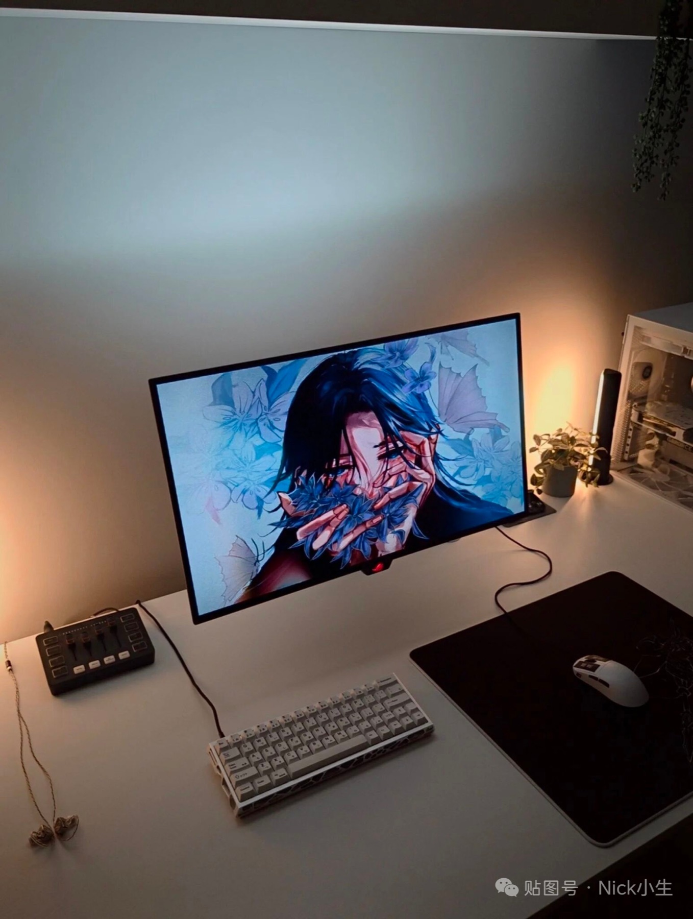 暖色灯光照亮的白色桌面